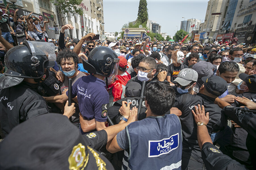 Pazar günü gündüz yapılan protestolarda yüzlerce kişi hükümetin istifasını ve meclisin feshedilmesini istemişti