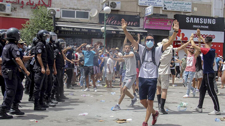 25 Temmuz'daki Cumhuriyet Bayramı kutlamaları protesto gösterilerine dönüşmüş ve protestolarda erken seçim çağrıları yapılmıştı. 