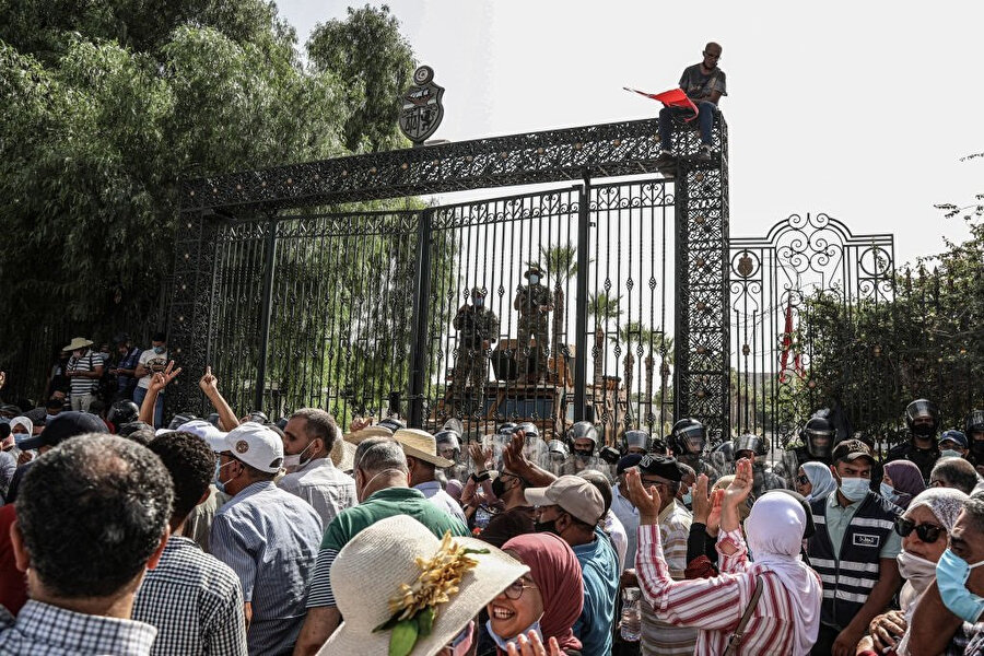 Pazartesi günü söz konusu kararların destekçileri ve karşıtları Tunus Meclisi önünde karşı karşıya geldi.