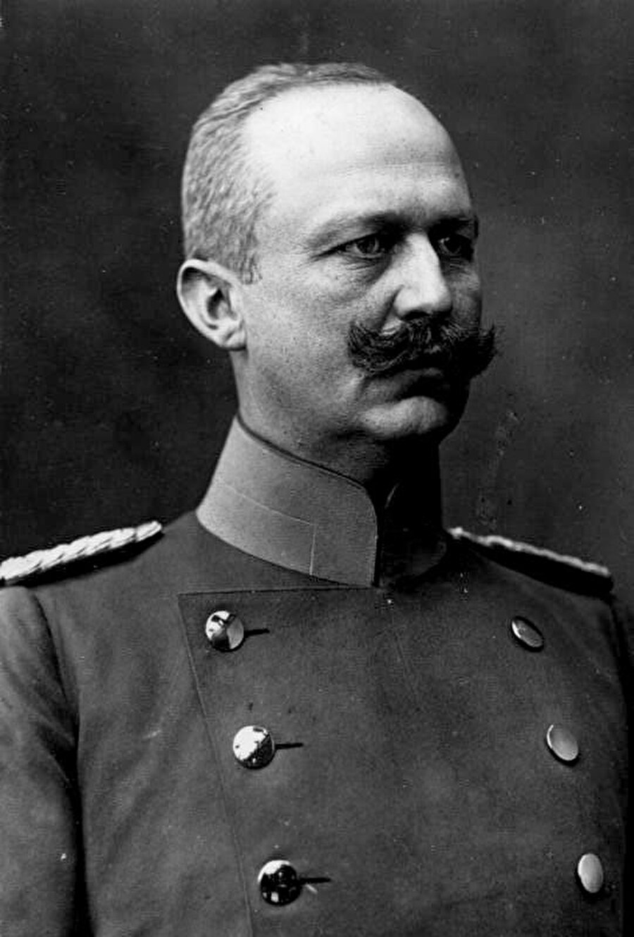 » Tannenberg’in muzaffer komutanı Tannenberg Muharebesi galiplerinden Erich Ludendorff, Baltık sahilindeki Königsberg Kalesi’nin Rus 1. Ordusu tarafından kuşatılmasının ardından ilerleyen tehlike karşısında kuvvetlerini demiryolu kullanarak düşmanın önünden çekmiş, kuvvetlerinin diğer yarısını da Rus kumandan Samsonov’un kuvvetlerinin batı kanadına hücum edebilecek bir düzene geçirmişti.