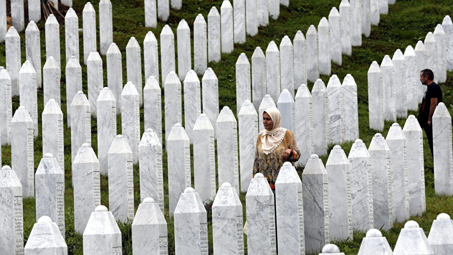 Bosna Hersek Yüksek Temsilciliği tarafından yürürlüğe konulan yasaya göre Bosna Hersek Mahkemesi tarafından kabul edilmiş soykırım ve insanlık suçlarını inkâr etmek suç sayılacak.
