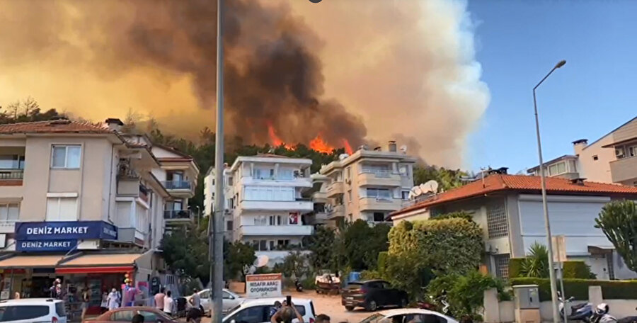 Marmaris'te yangın yerleşim yerlerine yaklaştı