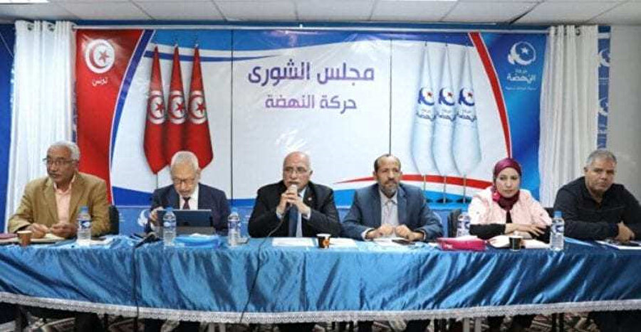 Said'in uzlaşmasının mümkün görünmediği siyasi partilerin başında mecliste çoğunluğa sahip Nahda Hareketi geliyor. 