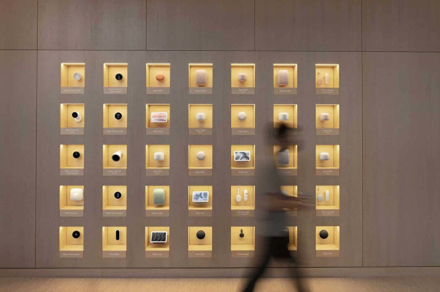 Google’ın Nest ürünlerini sergileyen duvar (35 ev ürünün tamamını sergiliyor).