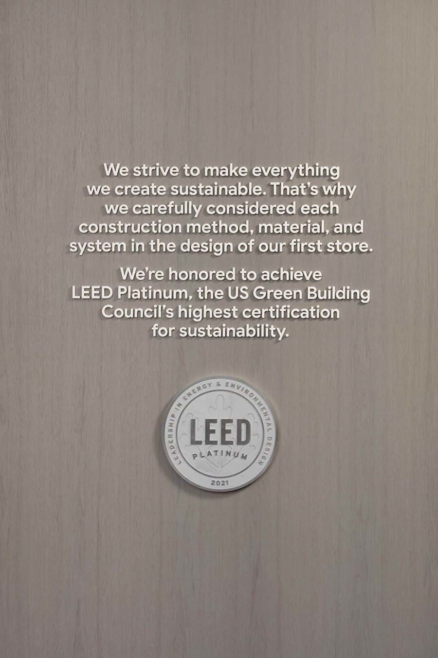Reddymade Architecture and Design tarafından en yüksek sürdürülebilir ve yenilenebilir uygulama standartlarına göre tasarlanan mağaza LEED Platin sertifikasına sahip.