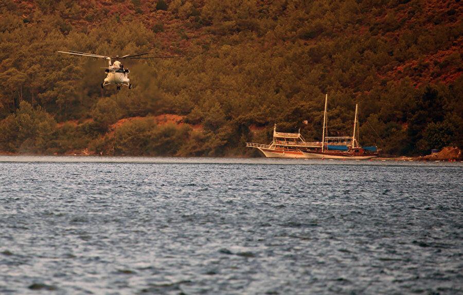 Marmaris'teki orman yangınına havadan müdahale yeniden başladı