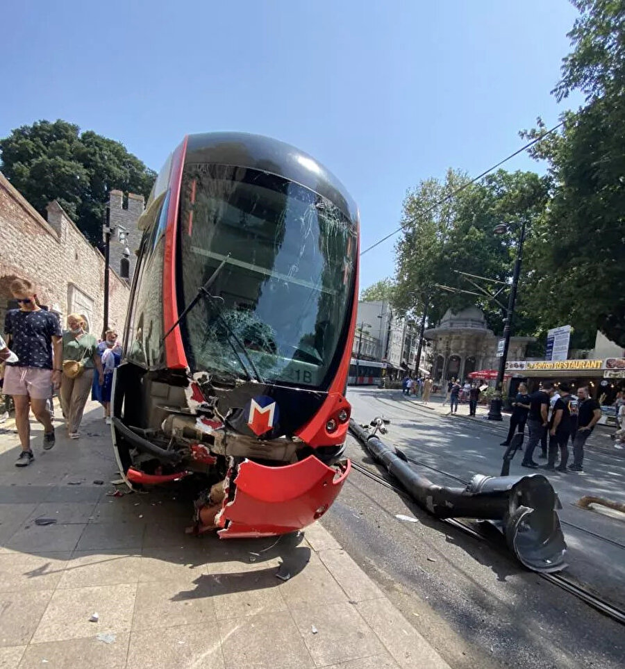 Kabataş Bağcılar seferini yapan tramvay raydan çıktı