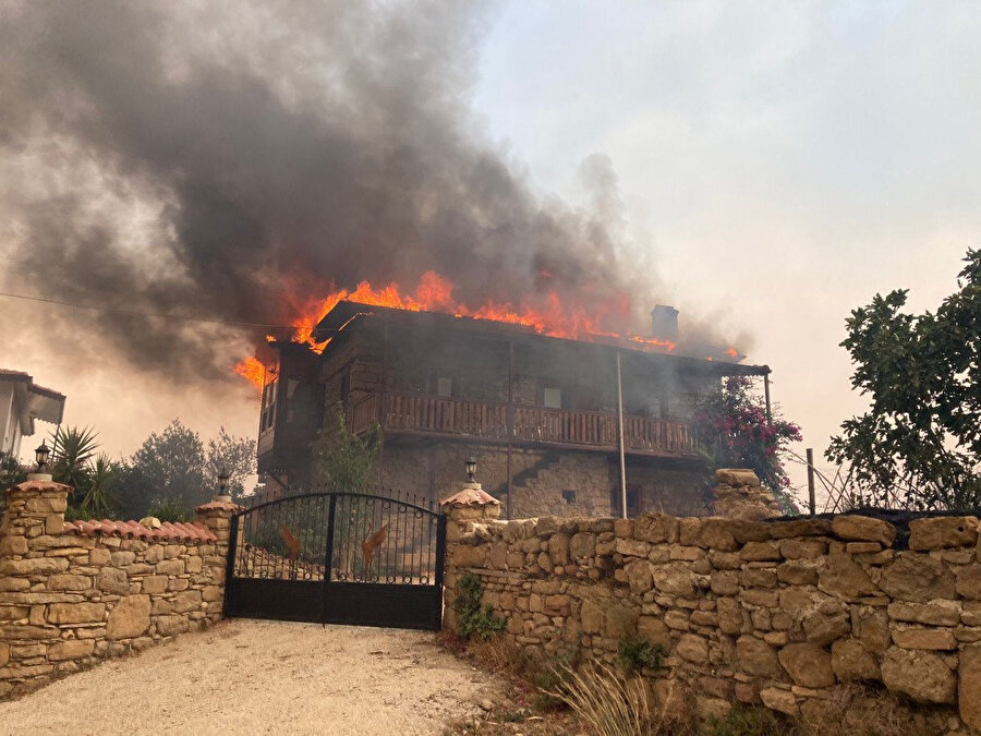 Manavgat'ta yangının sardığı ev