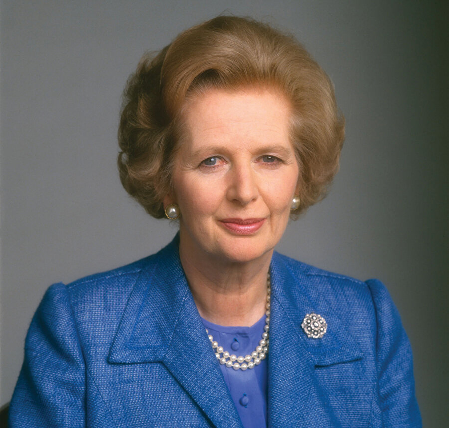 » İngiltere’nin yakın tarihini değiştiren leydi: Birleşik Krallık eski başbakanı Margaret Thatcher (1979-1990), serbest piyasa ekonomisini destekleyen neo-liberal siyaset uygulamış, radikal sağ politikaları dolayısıyla ‘Demir Leydi’ olarak anılmıştır. Bu unvanı seve seve benimsediğini de hatırlatmalıyız. İngiliz siyasetinde kökten bir dönüşüm meydana getiren Thatcher’ın etkisi başbakanlığı sonrasında da uzun süre devam etti.