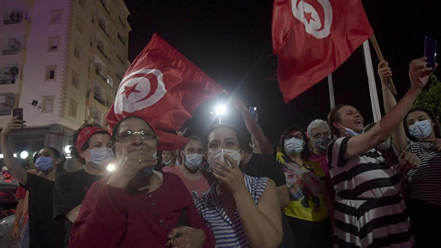 Said'in karalarını sevinçle karşılayan Tunuslular. 
