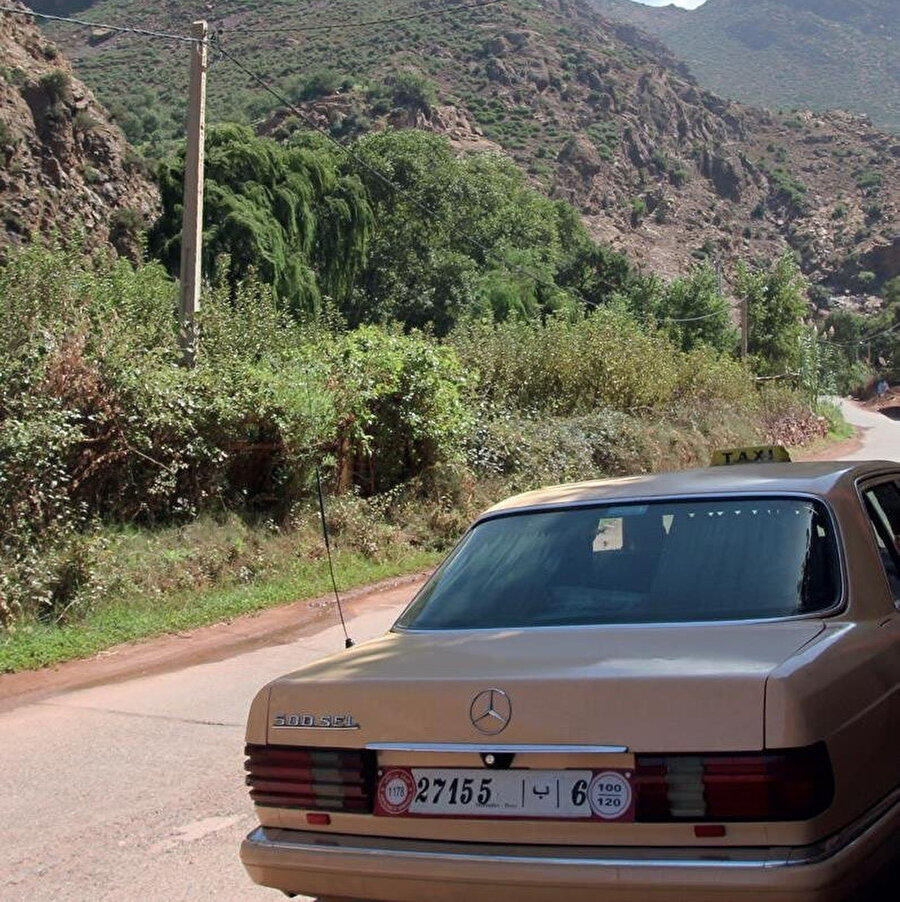 1982 model bej renk Mercedes 500 SEL. Siyah deri koltuklu ve arka cam perdeli olduğuna dikkatinizi çekerim. 