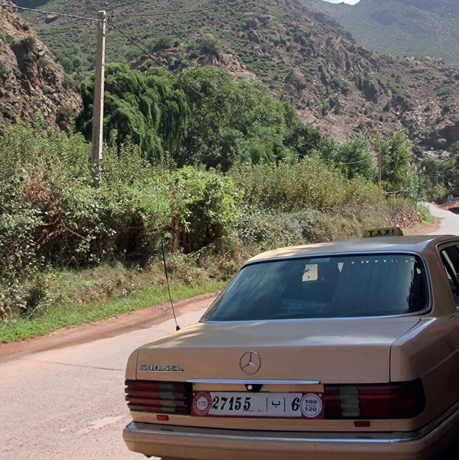 1982 model bej renk Mercedes 500 SEL. Siyah deri koltuklu ve arka cam perdeli olduğuna dikkatinizi çekerim.