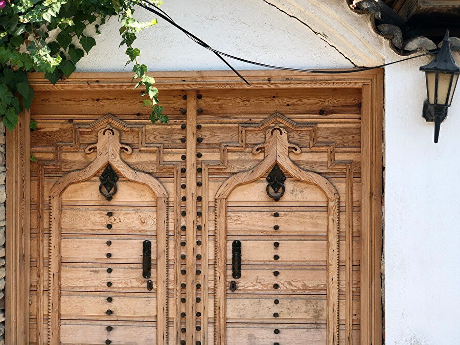 Nail Çakırhan Evi’nin arazine giriş kapısındaki kademeli tasarıma sahip ahşap işçiliği. Fotoğraf: Lâl Dalay. 