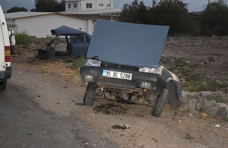 Kaza sonucu ikiye ayrılan otomobildeki iki kişi hayatını kaybetti.