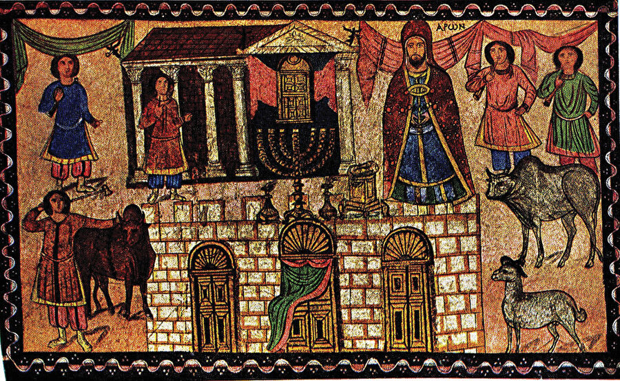 » Tapınakta bir takdis töreni: Suriye’deki Dura Europos Sinagogu’na ait bu Yahudi ikonasında bir kutsama töreni tasvir edilmiş. Yahudilerce kutsal kabul edilen yedi kollu şamdan her zaman olduğu gibi merkezde yer alıyor. 