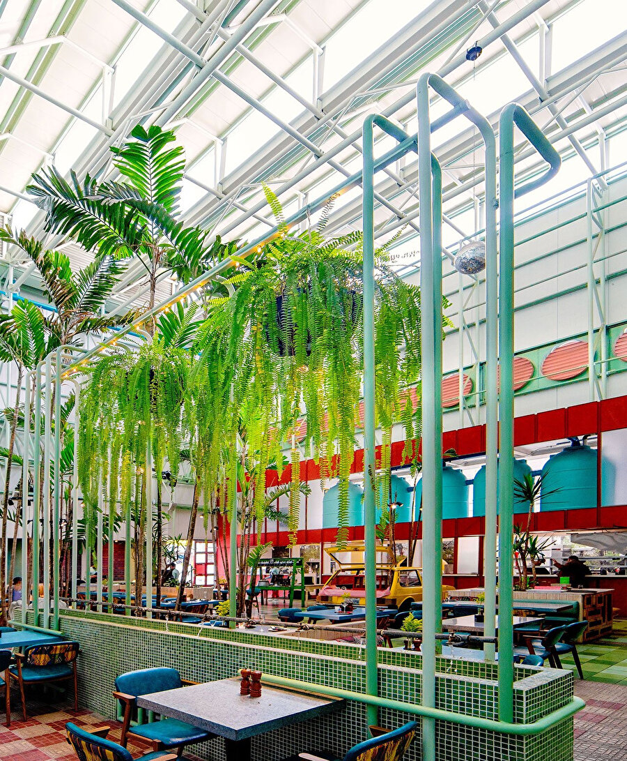 Mekanda açık kat planını bölen on beş metrelik palmiye ağaçları bulunuyor.