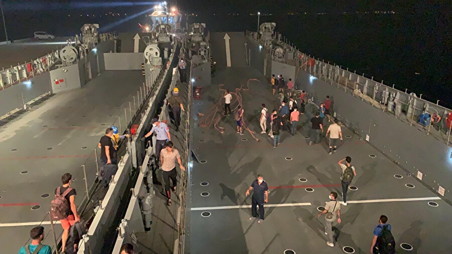 Milas'ta yangın bölgesindeki vatandaşlar Deniz Kuvvetleri Komutanlığı gemileriyle tahliye ediliyor.
