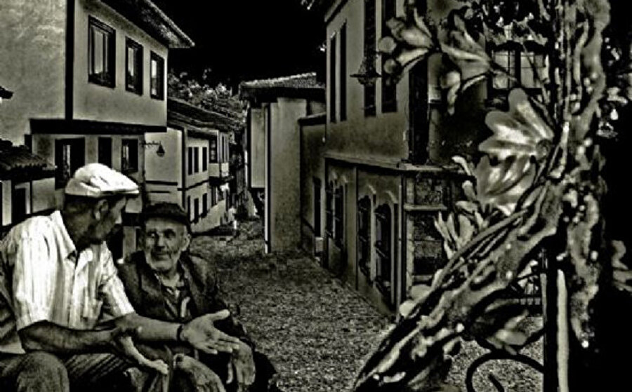 Çocukluğu acılarla dolu insanlar bile geçmişini özler durur, çocuk görse içi cız eder.