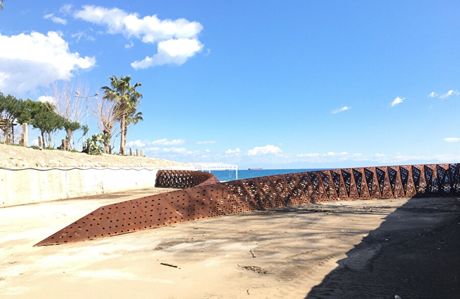 Tasarım, suyu kucaklayan bir forma sahip.