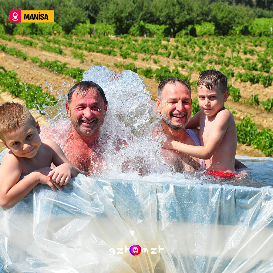 Çocukları sıcaktan bunalmasın diye traktörün arkasını havuza çeviren koca yürekli baba