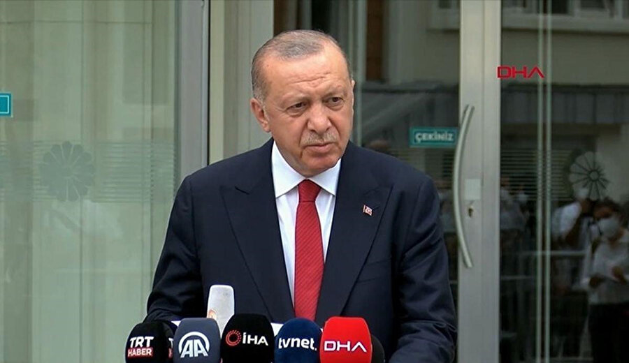 Cumhurbaşkanı Erdoğan açıklamalarda bulunurken