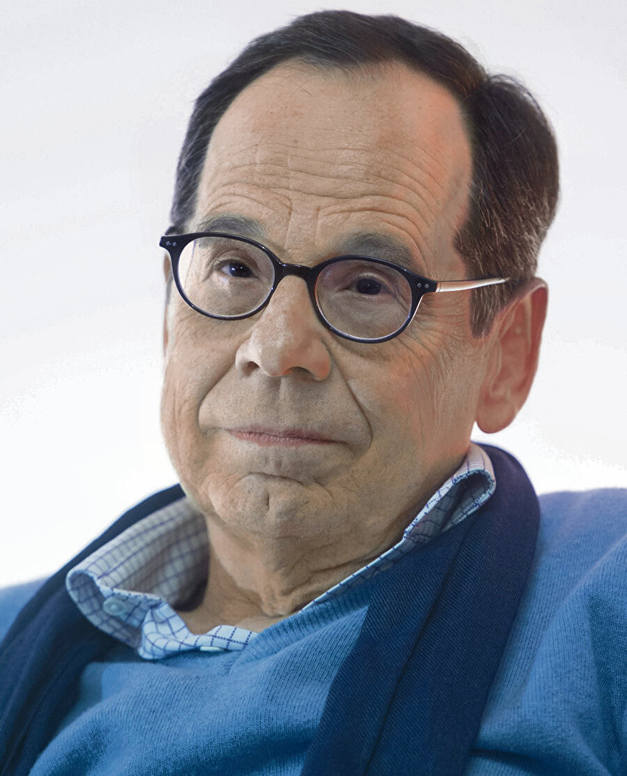 Alain Gresh. Henri Curiel’in (1978’de öldürülen, meşhur Mısırlı-Fransız Yahudi aktivist) oğlu olan Alain, 1948 yılında Mısır’da doğdu. Fransa’da öğrenim gördü. Le Monde Diplomatique gazetesinin genel müdür yardımcılığını üstlendi. Halen Ortadoğu uzmanı olarak çok aktif bir bloğun sahibi. Bilhassa Tariq Ramadan ya da Dominique Vidal gibi isimlerin yanı sıra birçok başka yazarın kitabında ortak çalışmalara imza attı.