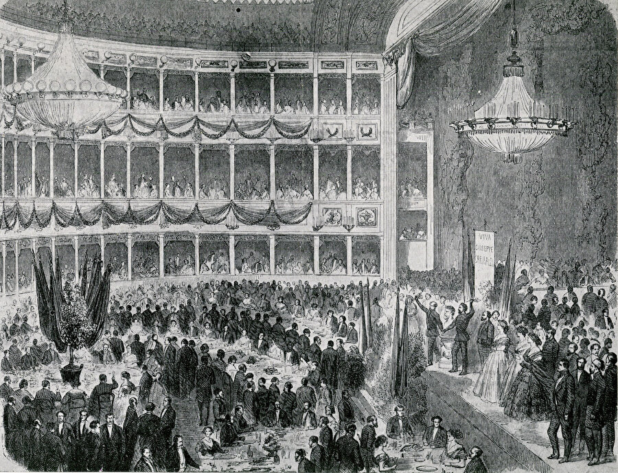 » Alevlerin yuttuğu o tiyatro: Türk tiyatro tarihinde çok önemli bir yeri olan Naum Tiyatrosu Beyoğlu yangınında yok olmuştu. Üstte, tiyatronun en görkemli günlerini yaşadığı döneme ait bir gravür görülüyor. 