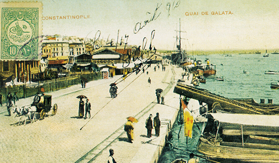 » Yangının izleri silindiğinde… Beyoğlu’nun Haliç’e bakan sınırında yer alan Galata, tarihte sık sık yangın felaketleriyle yüz yüze kalmıştı. Büyük Beyoğlu yangınından 40 yıl sonra Galatasaray Postanesi’nden Fransa’ya gösterilen bu kartpostalda o günlerin Galata rıhtımı görülüyor. 