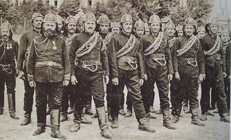 » Tulumbacılıktan İtfaiye Alayına: Beyoğlu yangını sonrasında tulumbacılığın bırakılıp modern bir itfaiye teşkilatının kurulması için kollar sıvanır. Macaristan’daki Avrupa’nın en modern itfaiye teşkilatının başında bulunduğu için ülkeye getirilen Szechenyi Paşa 26 Eylül 1874’te İtfaiye Alayını kurar ve 48 yıl görevinin başında kalır. 