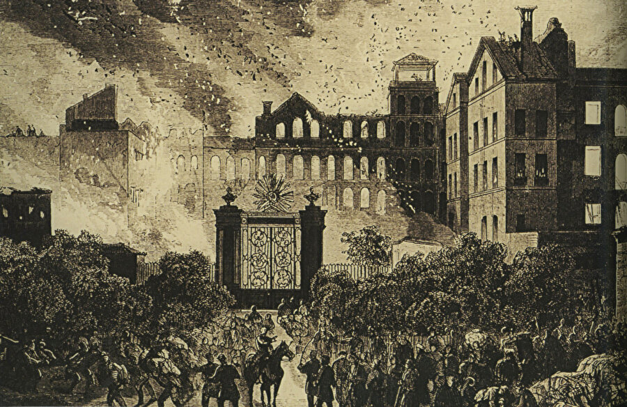 » Bugünkü Beyoğlu 
neye rağmen oluştu?
Taksim-Galatasaray arasının bugünkü mimari yapısı, 1870 Beyoğlu yangını (üstte) sonrasında şekillenmişti. Ancak bu yenilenme, birçok tarihî yapının kül olması pahasına gerçekleşiyordu. 
