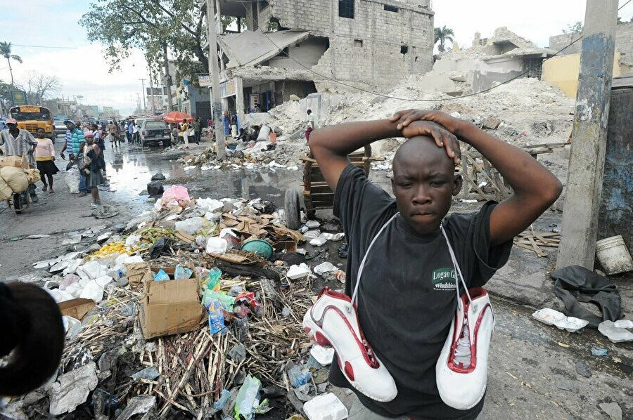 Beyaz adamın aklına başka bir fikir geldi. Afrika’dan Haiti’ye köle taşıyacaktı.