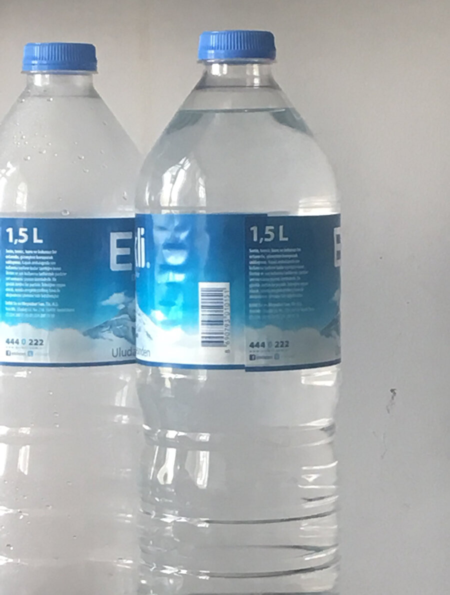 Su şişesinin üzerinde Bülent Serttaş'ı görüyorum