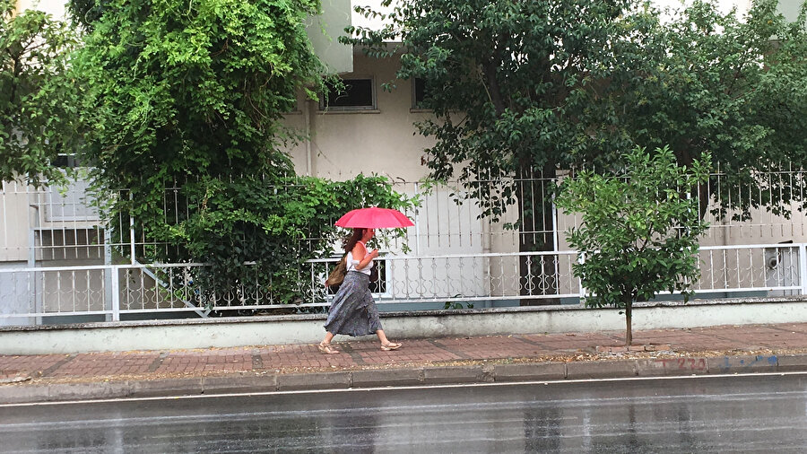Antalya'da sağanak aralıklarla etkili oluyor.