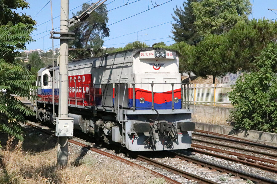 İzmir'de yük treni raydan çıktı.