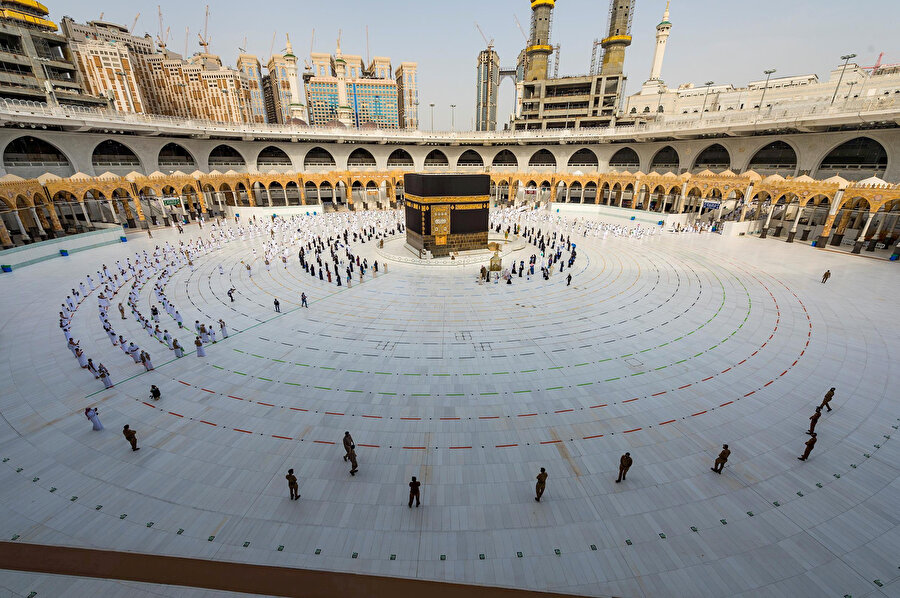 Mescid-i Haram, 23 Temmuz'da sona eren hac dönemi boyunca pandemi nedeniyle klasik hac görüntülerinden farklı ve nispeten ıssız bir haldeydi. 