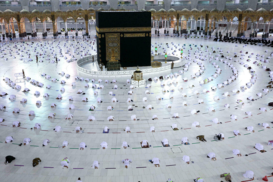 Suudi Arabistan, 9 Ağustos'tan itibaren yurt dışından umre ziyaretleri için başvuruların alınacağını ilan etti.