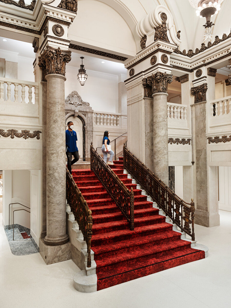 Lobideki Charles Garnier'in mermer korint sütunlarıyla büyük kemerleri olan merdiven, Paris Opera binasını andırıyor.
