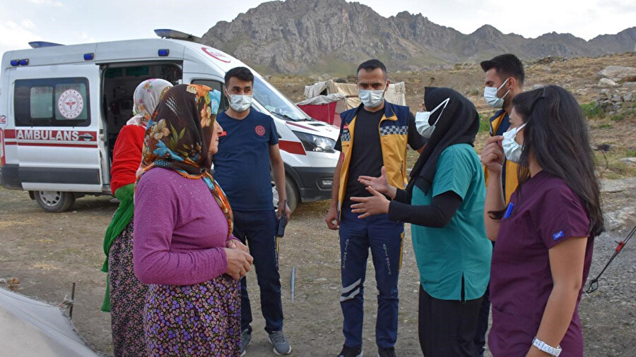 Sağlık görevlileri bölgede vatandaşları ikna ederek aşı olmalarını sağladı