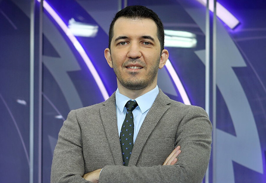 1981 doğumlu oyuncu Emre Özcan Müjdat Gezen Sanat Merkezi Tiyatro Bölümü mezunudur.