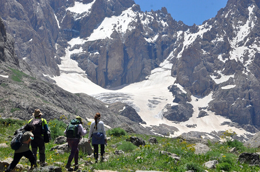 Türkiye’nin zirvesi Cilo Dağları'nda 20 bin yıllık buzullar eriyor