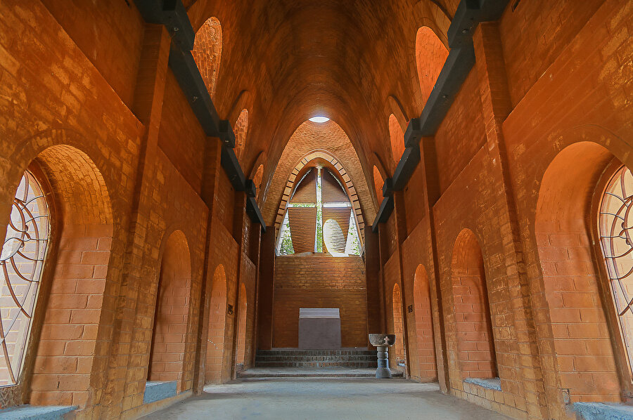 Yapıdaki haç şeklindeki ışıklık, Tadao Ando’dan ilham alınarak yapılıyor.