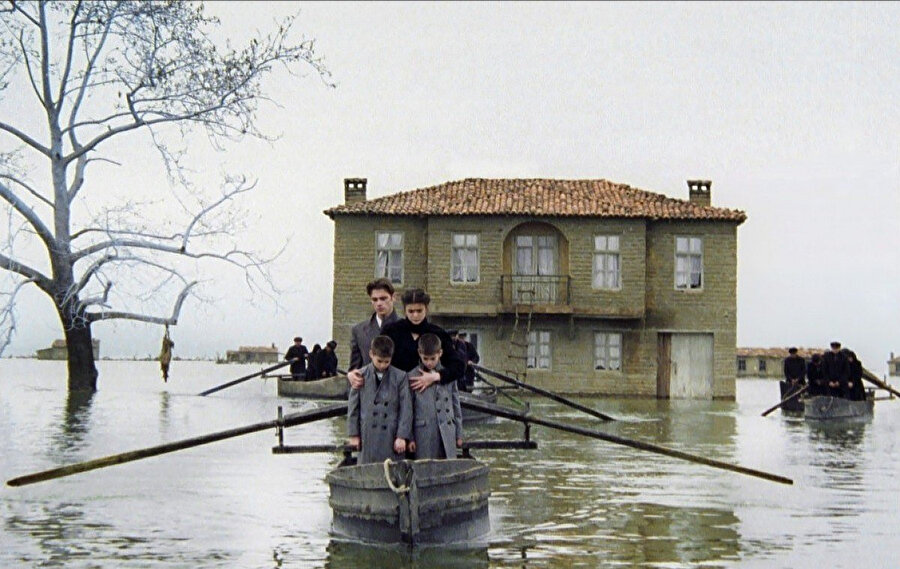 Modern Yunan Üçlemesinin ilk filmi, Ağlayan Çayır.
