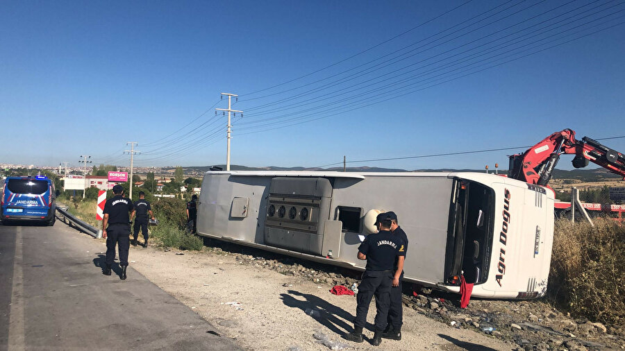 Sürücünün direksiyon hakimiyetini kaybetmesiyle otobüs şarampole devrildi
