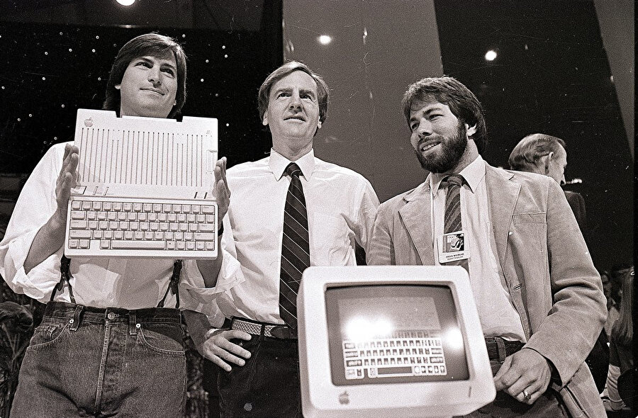 Soldan sağa doğru; Steve Jobs, Mike Markkula, Steve Wozniak.