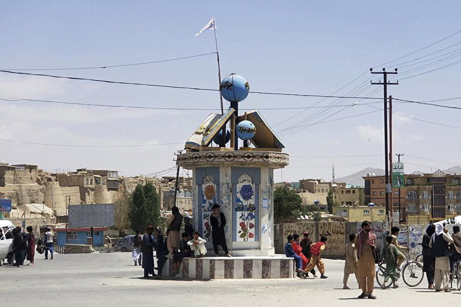 Gazni vilayetinde bir meydanda dalgalanan Taliban bayrağı.