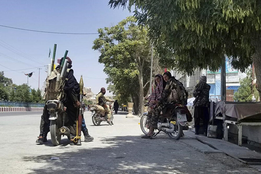 Şehirlerde devriye gezen Taliban militanları.