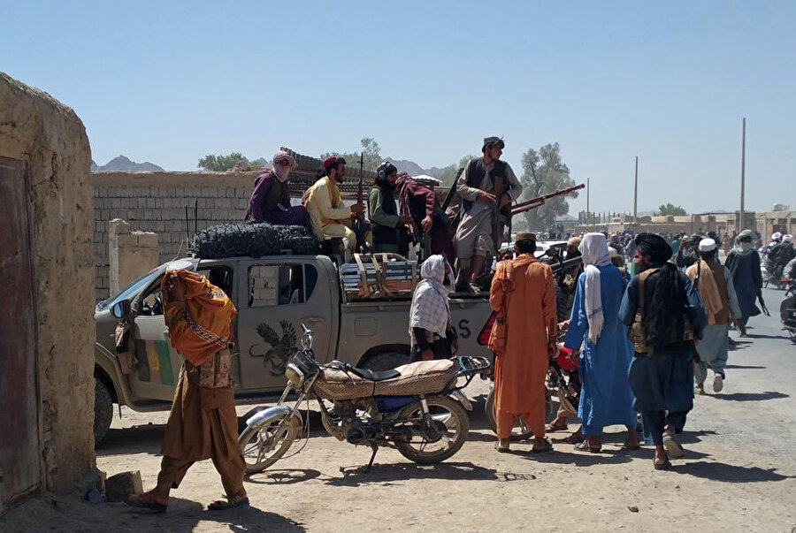 Ferah şehrini ele geçiren Taliban militanları.