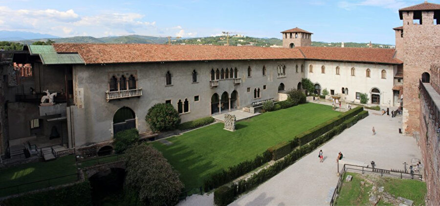 Museo Civico di Castelvecchio müzesi, bir ortaçağ kalesiyle birlikte 1958 ve 1974 yılları arasında restore edilir.