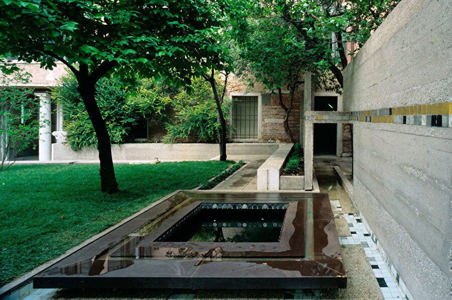Carlo Scarpa, Fondazione Querini Stampalia, müze bahçesinin yenilenmesi, 1949-1959, Venedik, İtalya.