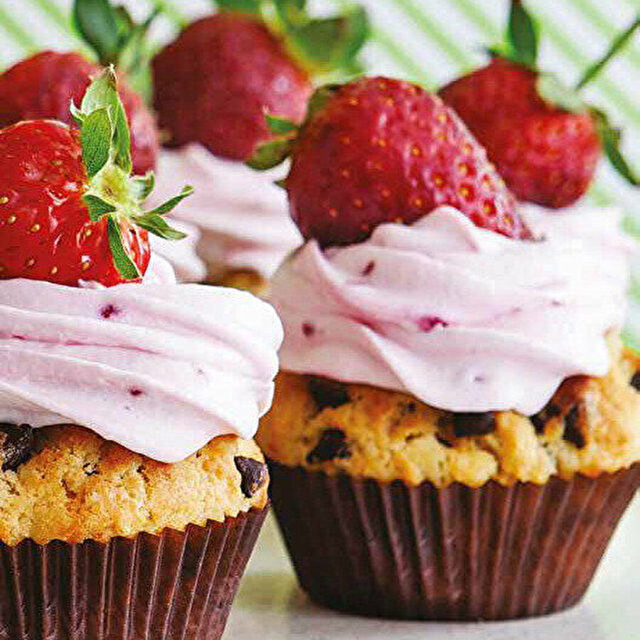 Damla Çikolatalı Çilekli Cupcake tarifi